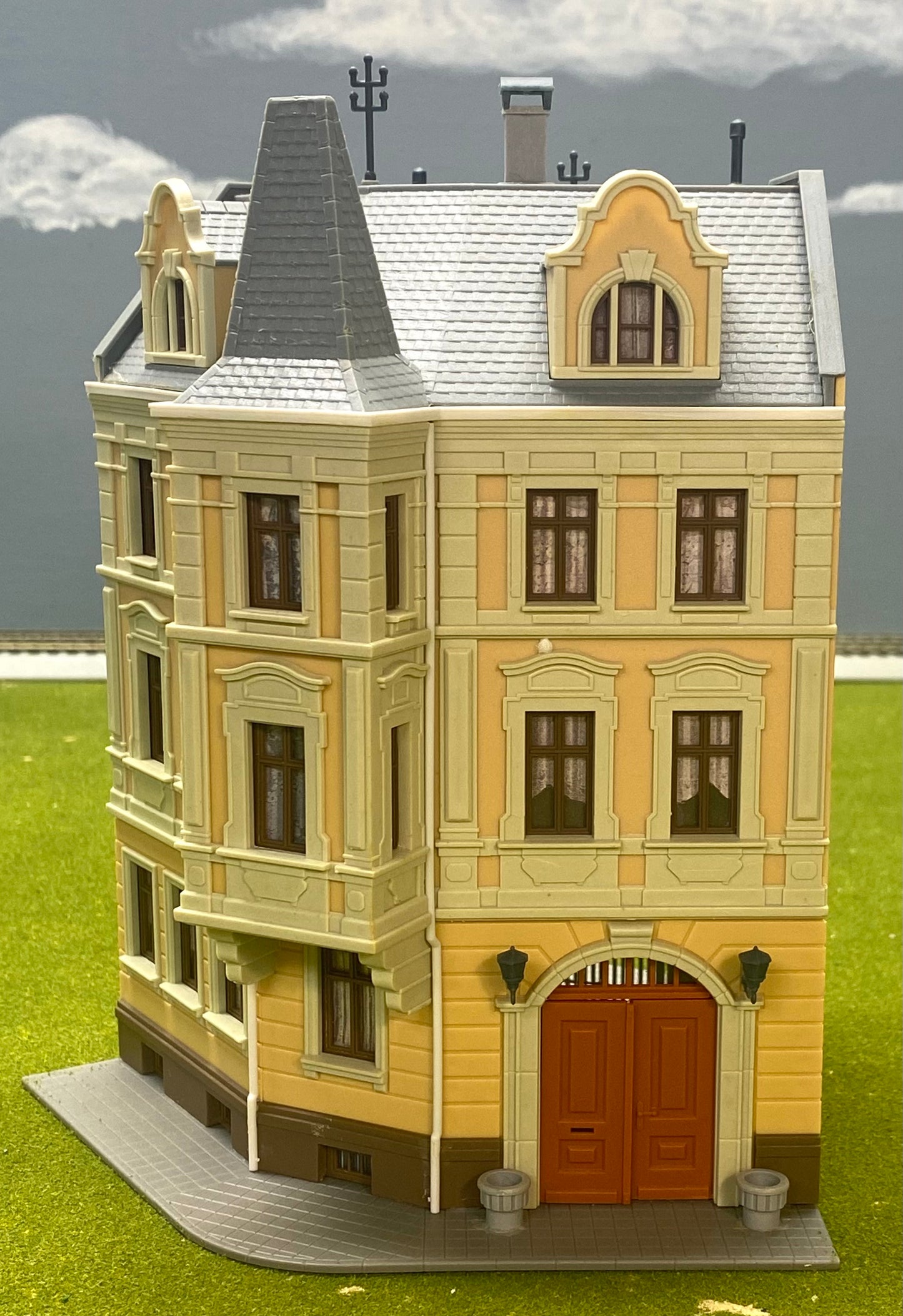 Kibri HO Scale 38296 3-Story 120 degree Corner Terrace  House Fully Assembled