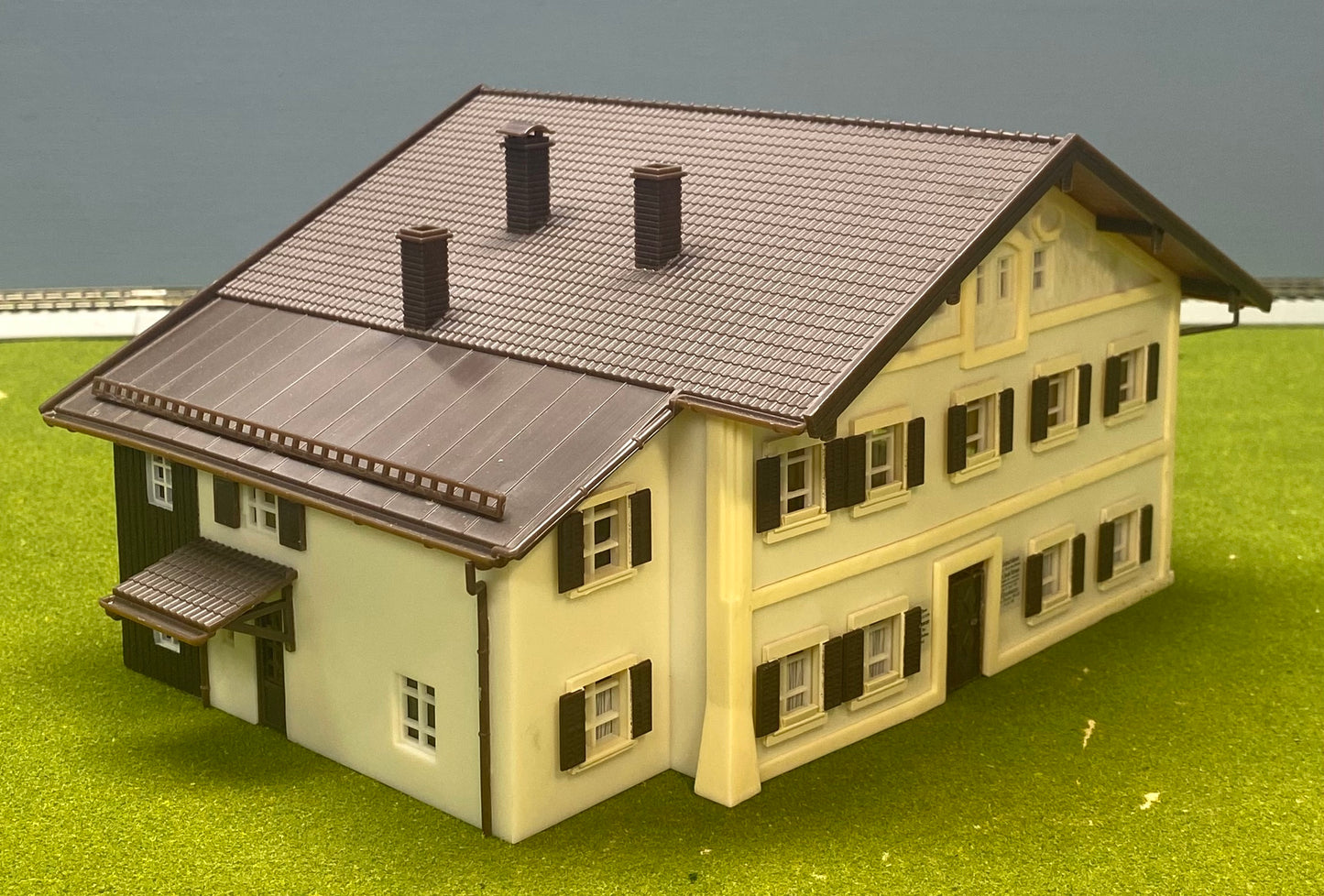 Vollmer 43828 HO Scale Alpine Chalet Style House Birthplace of Pope Benedict XVI Fully Assembled