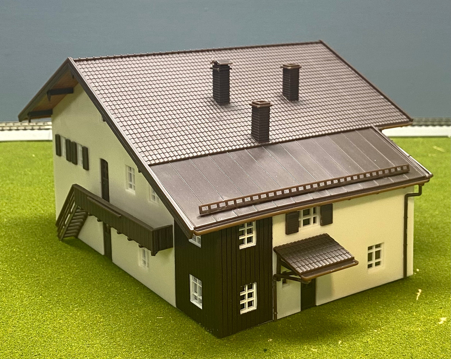 Vollmer 43828 HO Scale Alpine Chalet Style House Birthplace of Pope Benedict XVI Fully Assembled