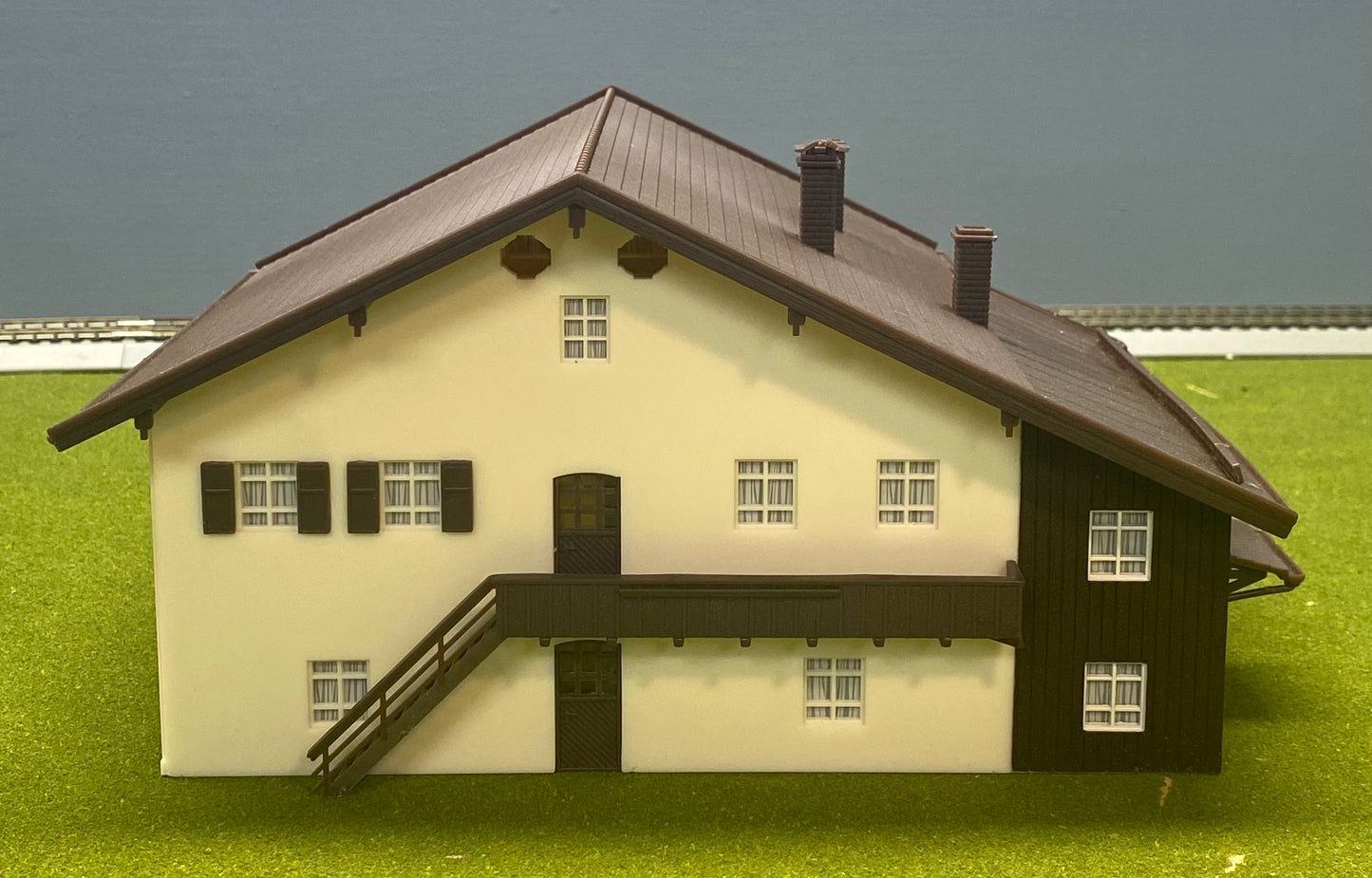 Vollmer 43828 HO Scale Alpine Chalet Style House Birthplace of Pope Benedict XVI Fully Assembled