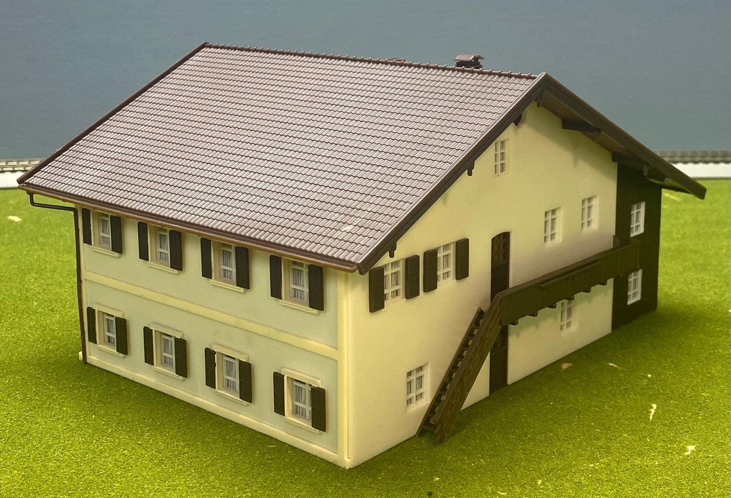 Vollmer 43828 HO Scale Alpine Chalet Style House Birthplace of Pope Benedict XVI Fully Assembled
