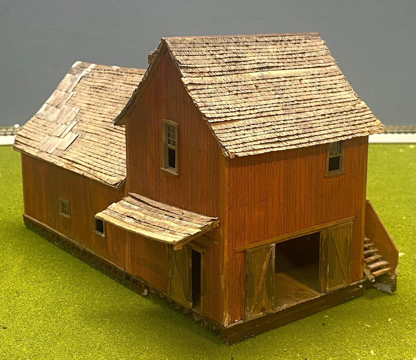 HO Scale Wood Custom Built Painted/Weathered Well Repaired old Barn