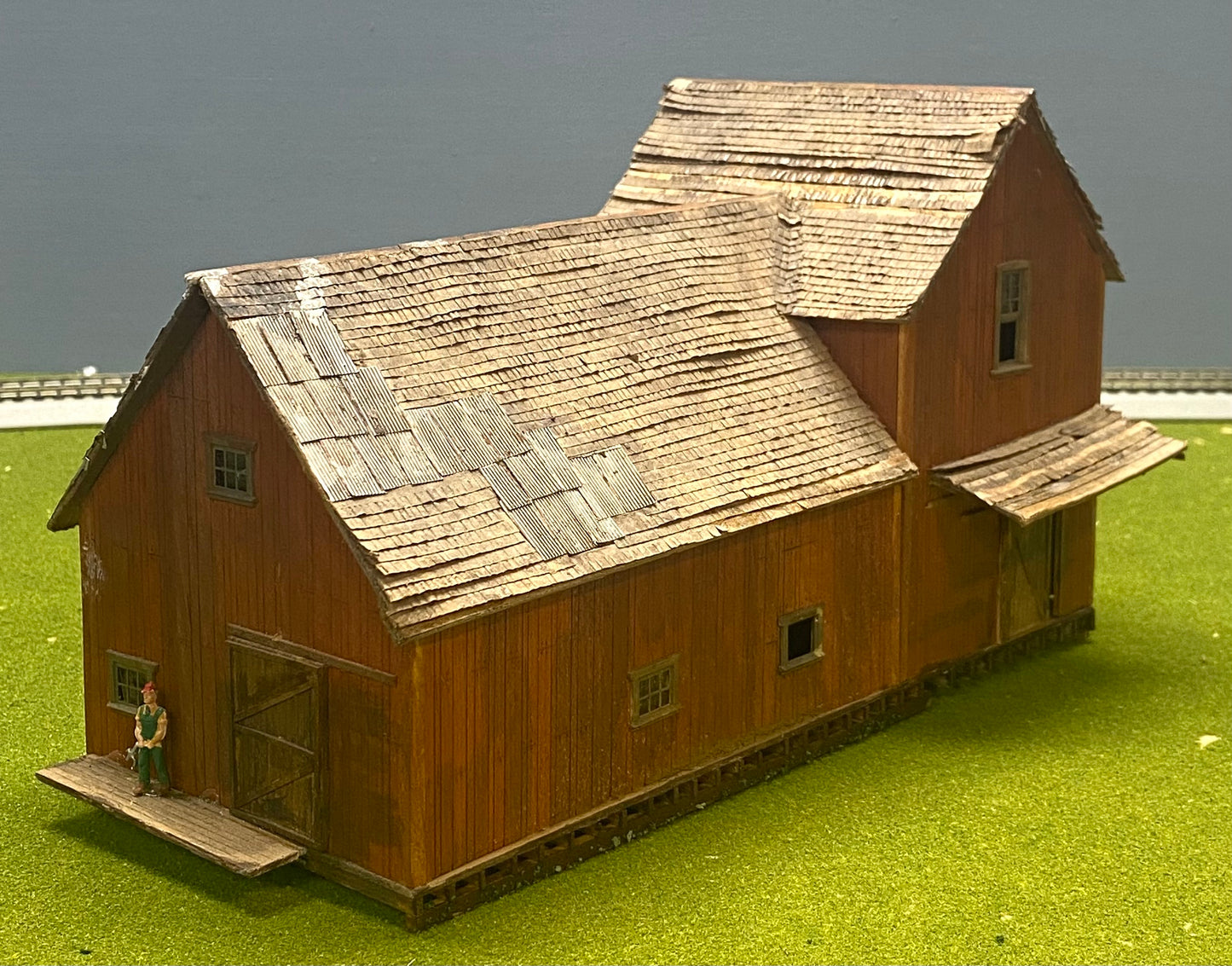 HO Scale Wood Custom Built Painted/Weathered Well Repaired old Barn
