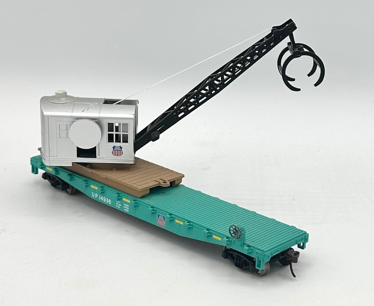 Walthers HO Scale Union Pacific Flatcar w/Logging Crane,Operating Cab/Jib/Grapple