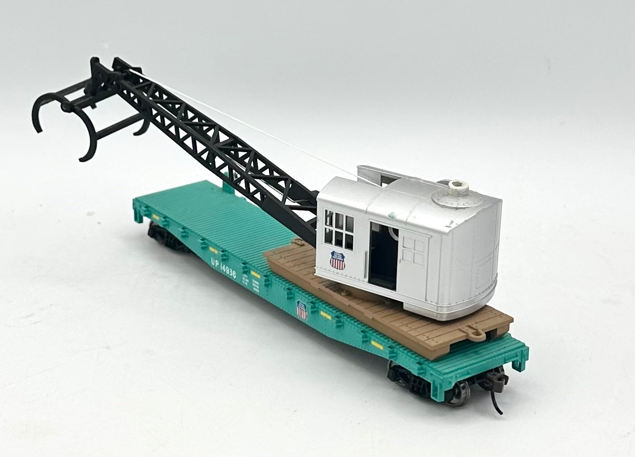 Walthers HO Scale Union Pacific Flatcar w/Logging Crane,Operating Cab/Jib/Grapple
