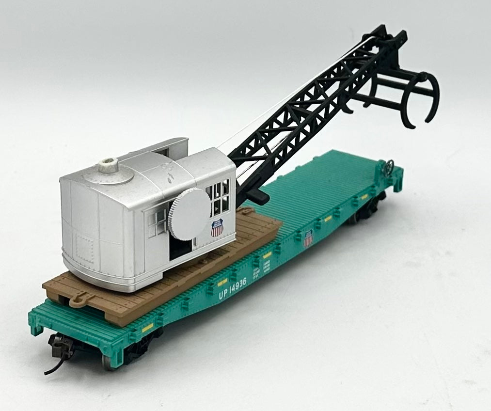 Walthers HO Scale Union Pacific Flatcar w/Logging Crane,Operating Cab/Jib/Grapple