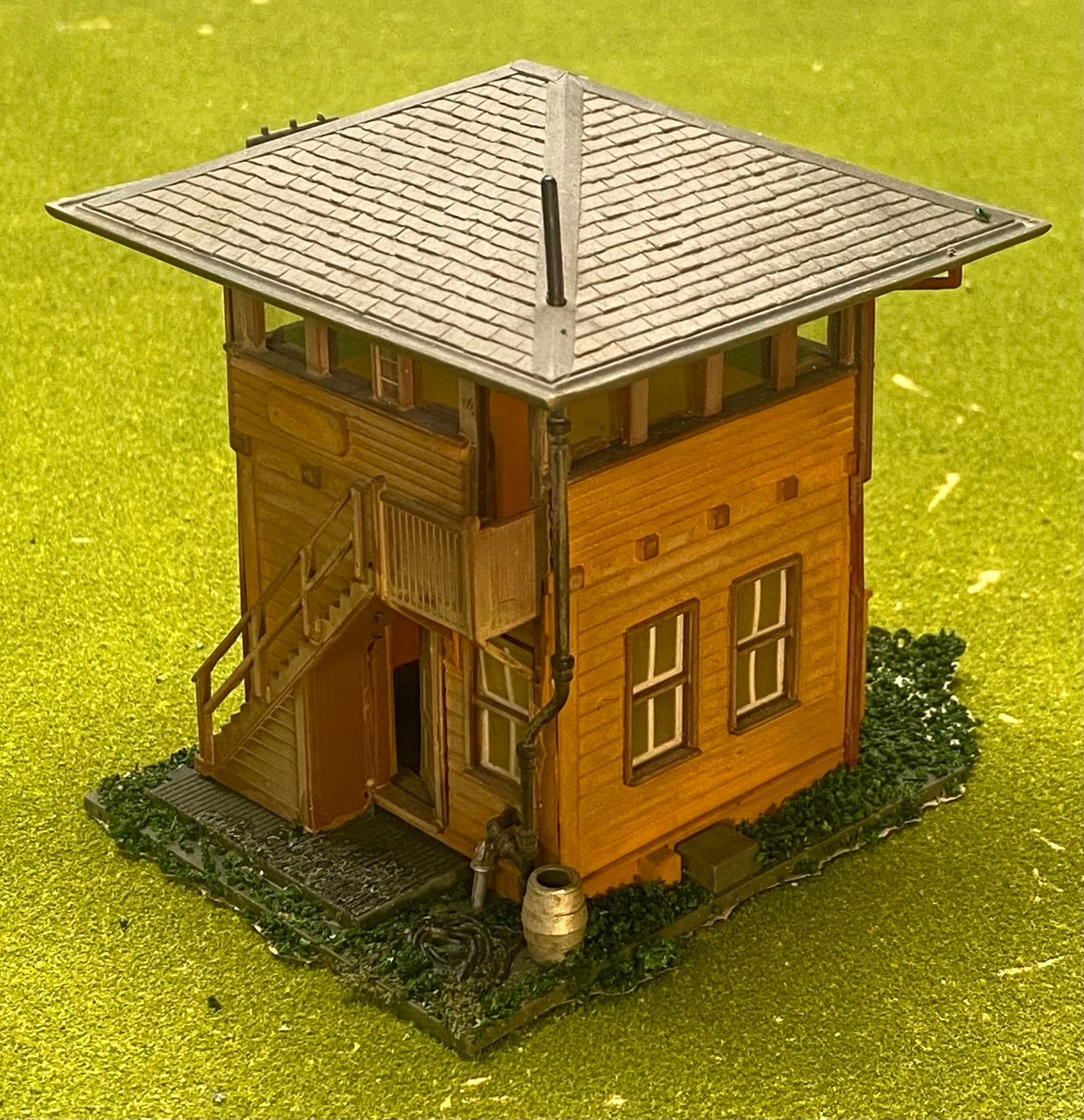 Revell HO Scale Custom Painted/Weathered Trackside Signal Tower Fully Assembled