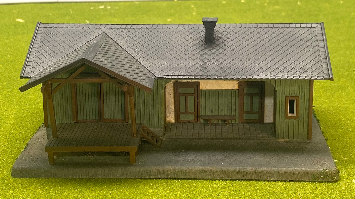 Model Power 605 HO Scale Custom Painted/Weathered  Silverado Station Fully Assembled