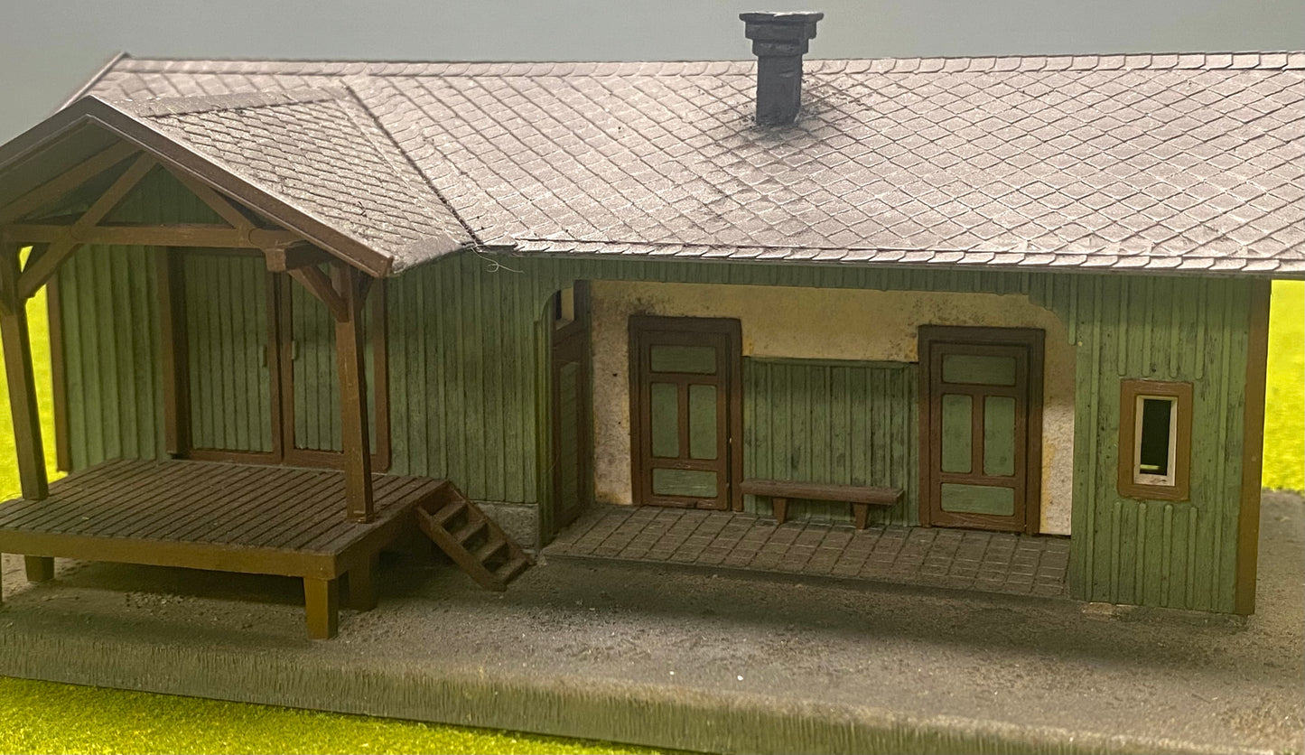 Model Power 605 HO Scale Custom Painted/Weathered  Silverado Station Fully Assembled