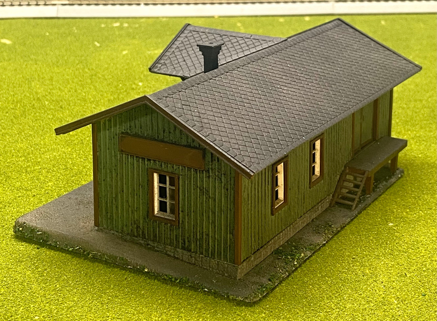 Model Power 605 HO Scale Custom Painted/Weathered  Silverado Station Fully Assembled