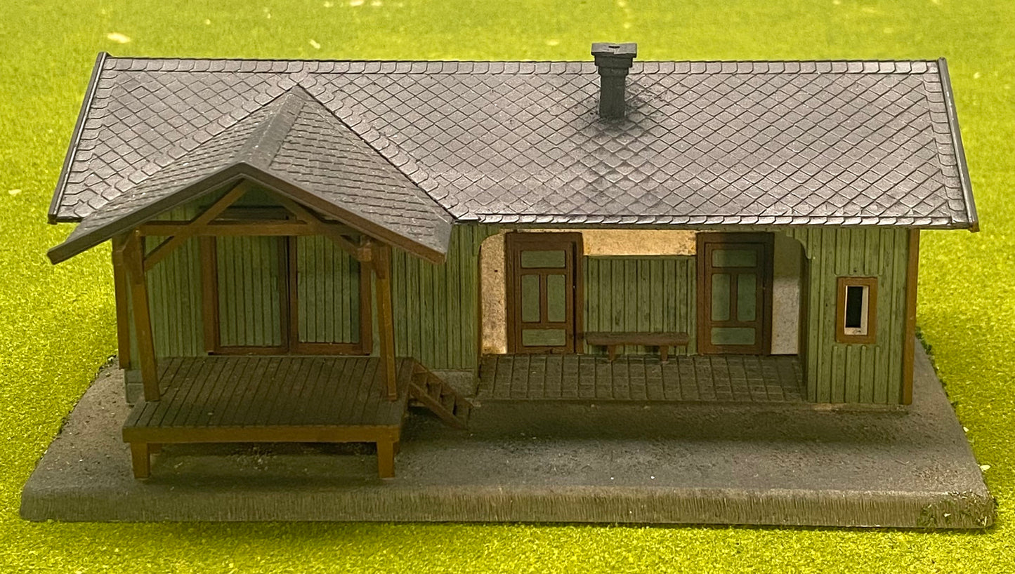 Model Power 605 HO Scale Custom Painted/Weathered  Silverado Station Fully Assembled