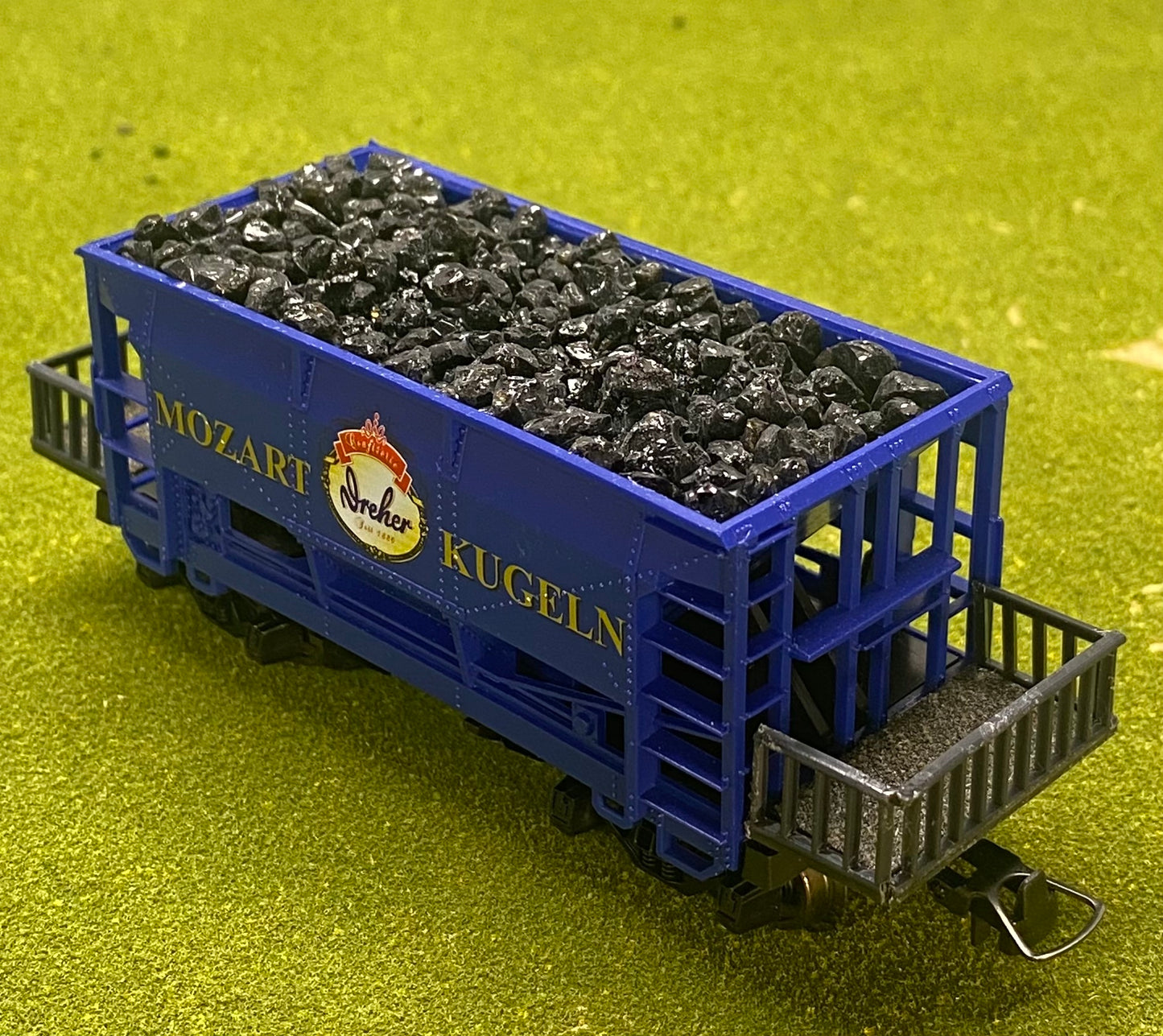 ROCO HO Scale 47261 Mozart Kugein Freight Hooper Car with Coal Load
