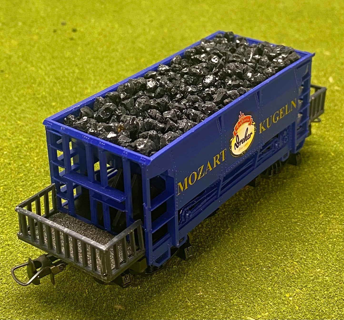 ROCO HO Scale 47261 Mozart Kugein Freight Hooper Car with Coal Load