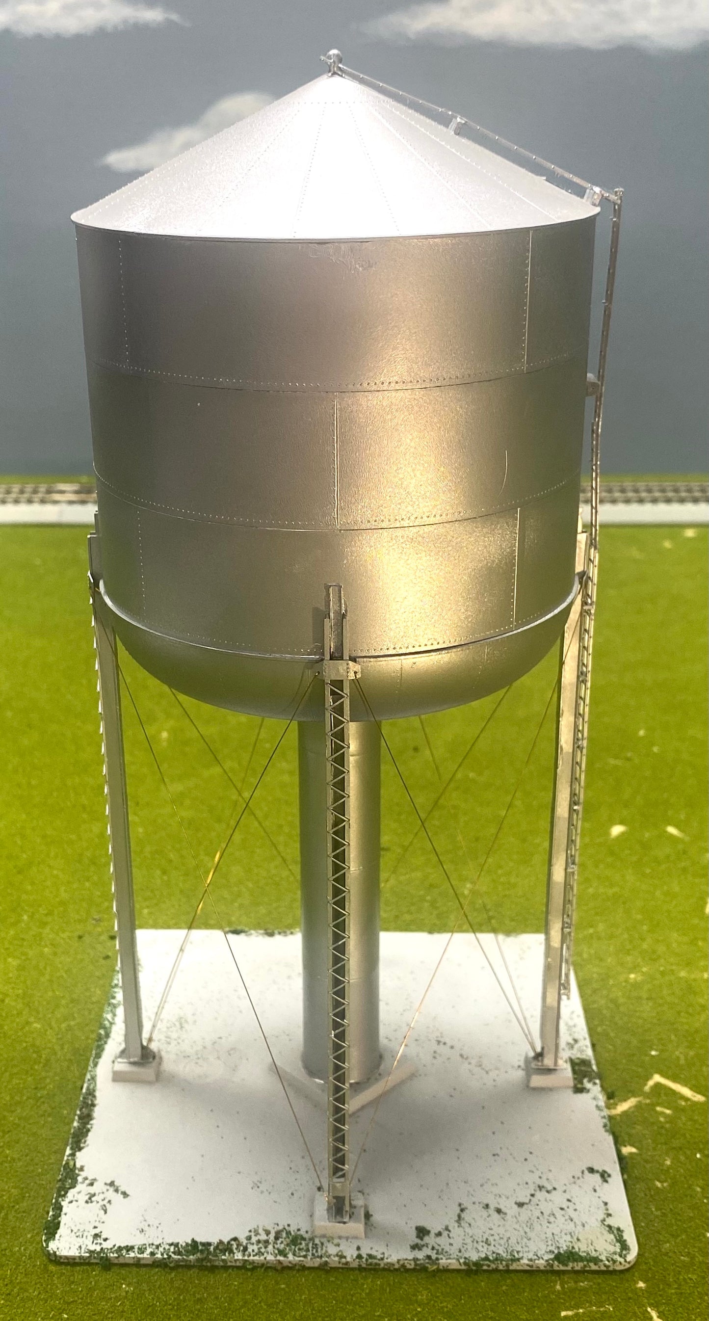 Tichy Train Group HO Scale Large 125,000 Gallon Steel Water Tower Fully Assembled