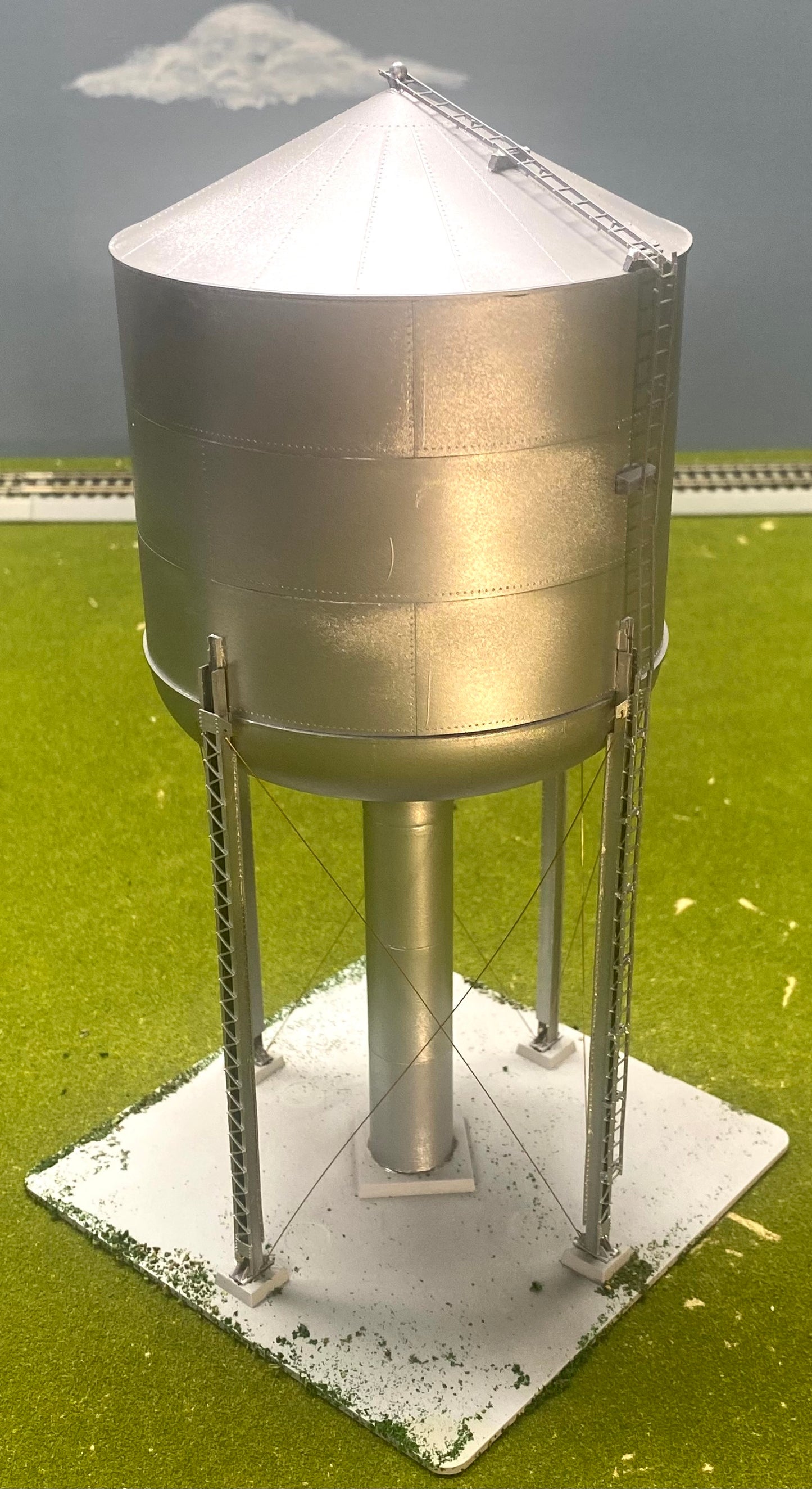 Tichy Train Group HO Scale Large 125,000 Gallon Steel Water Tower Fully Assembled
