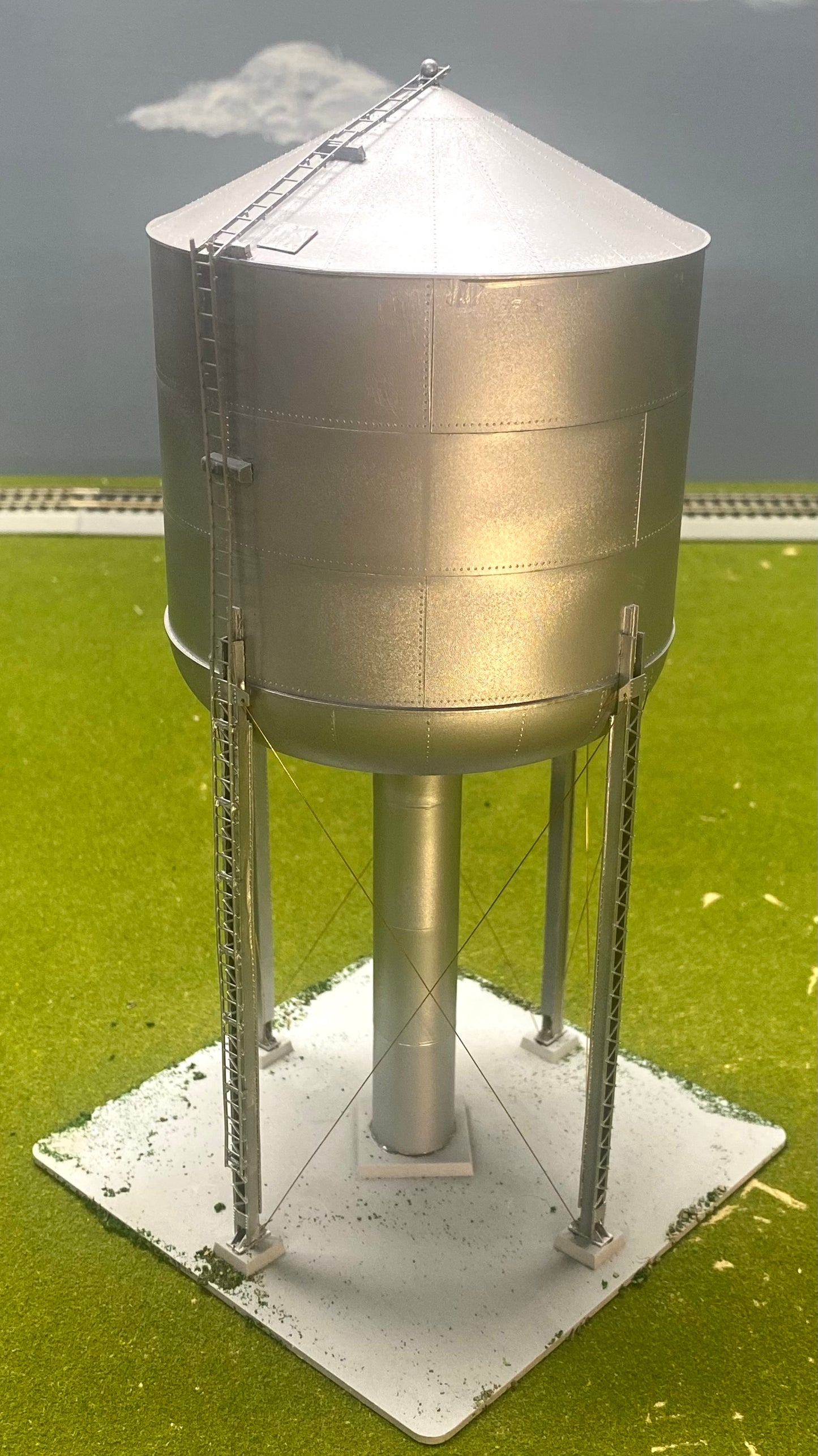 Tichy Train Group HO Scale Large 125,000 Gallon Steel Water Tower Fully Assembled