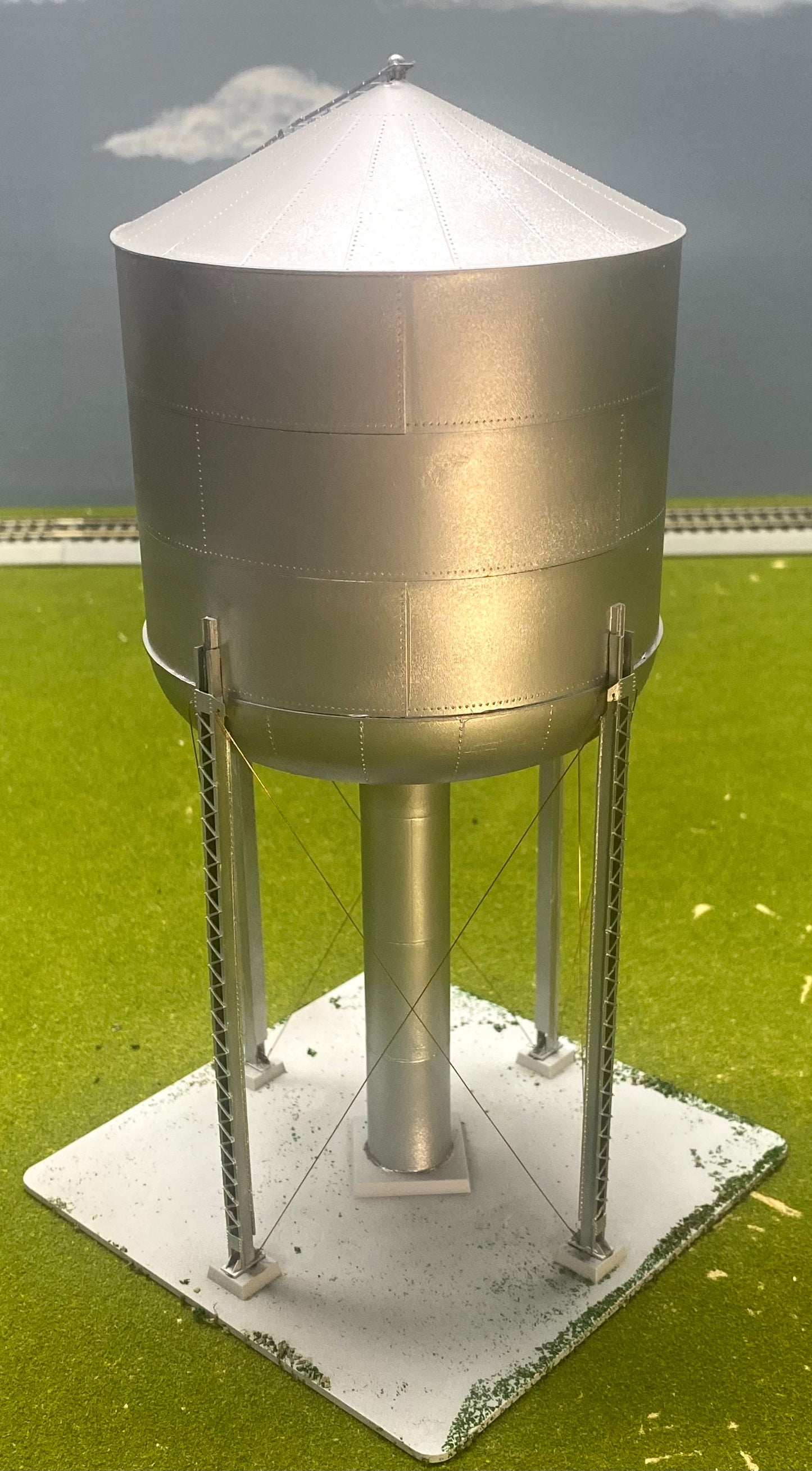 Tichy Train Group HO Scale Large 125,000 Gallon Steel Water Tower Fully Assembled