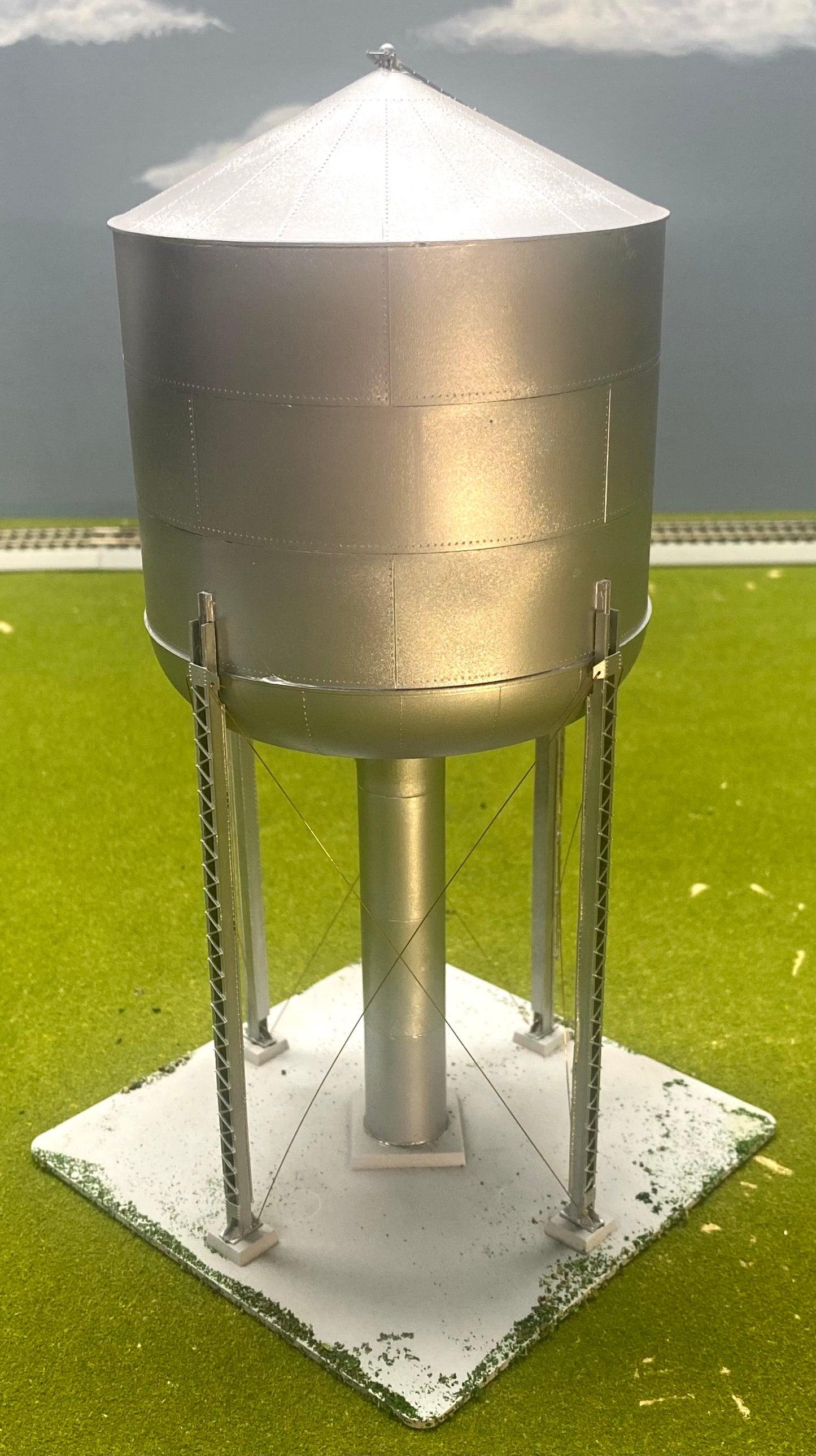 Tichy Train Group HO Scale Large 125,000 Gallon Steel Water Tower Fully Assembled