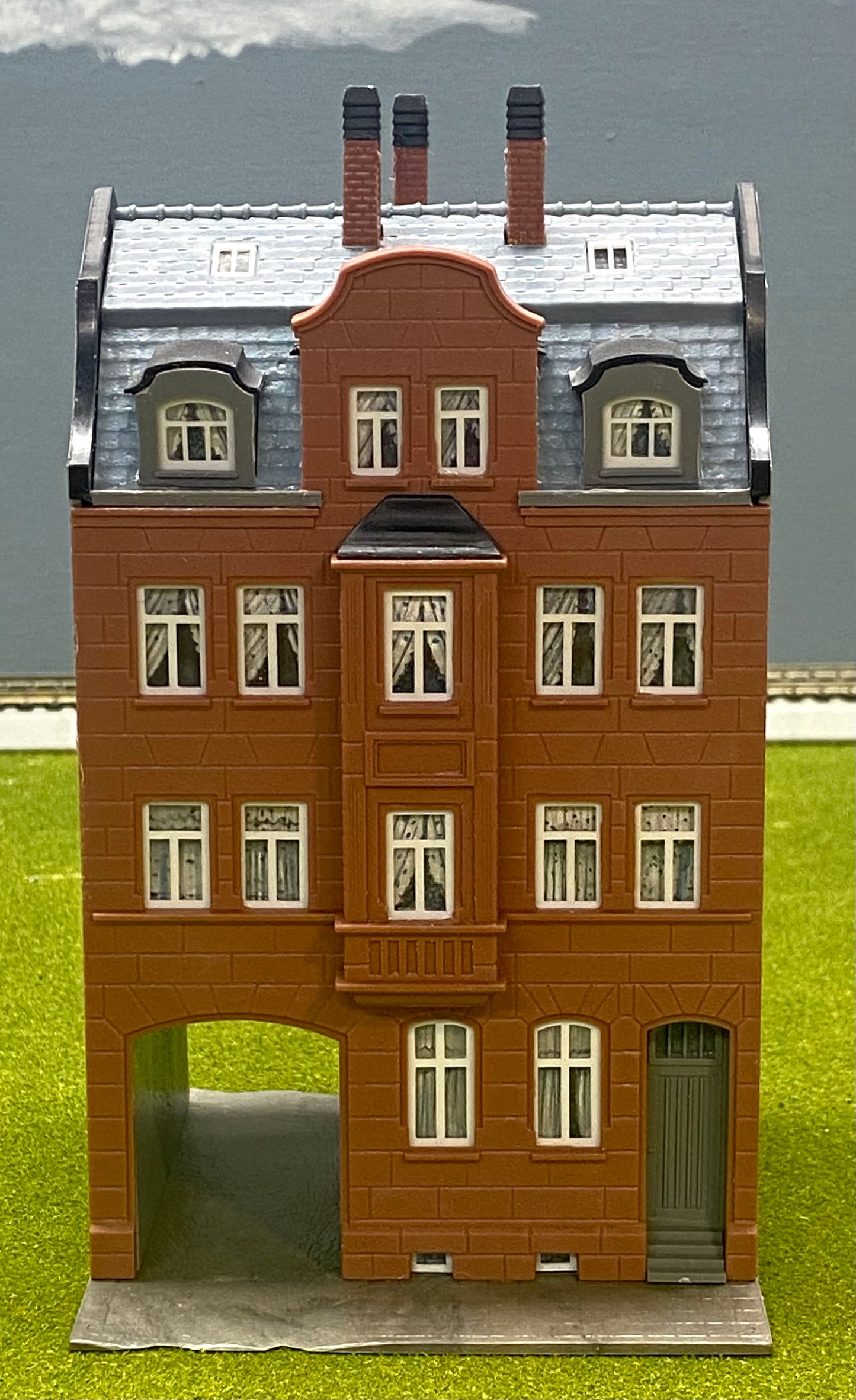 Kibri HO Scale 8352 4-Story Corner Town House Fully Assembled