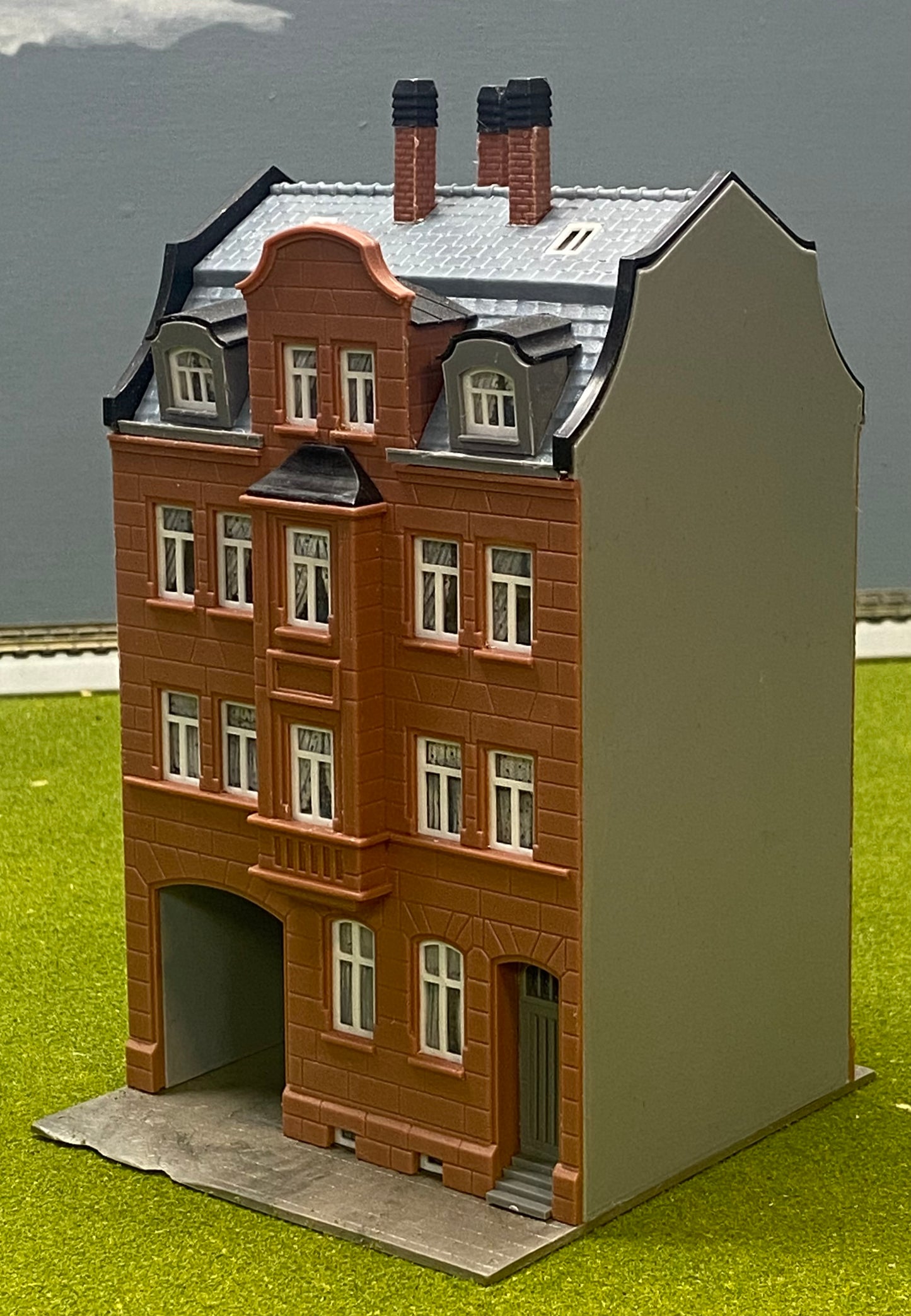 Kibri HO Scale 8352 4-Story Corner Town House Fully Assembled