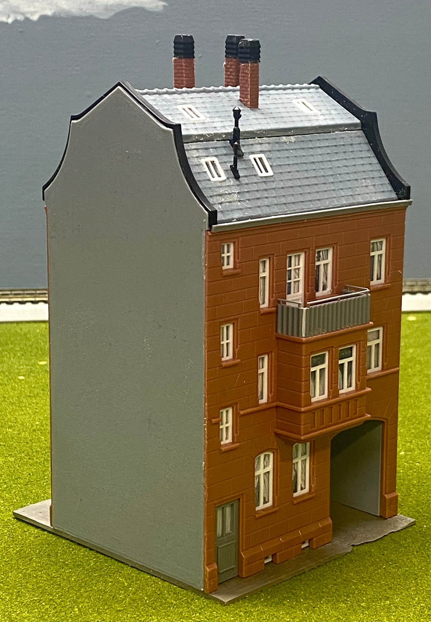 Kibri HO Scale 8352 4-Story Corner Town House Fully Assembled