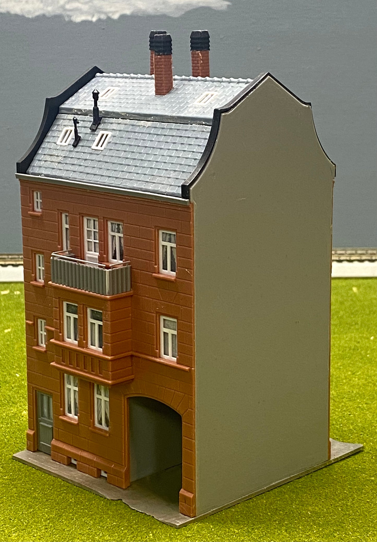 Kibri HO Scale 8352 4-Story Corner Town House Fully Assembled