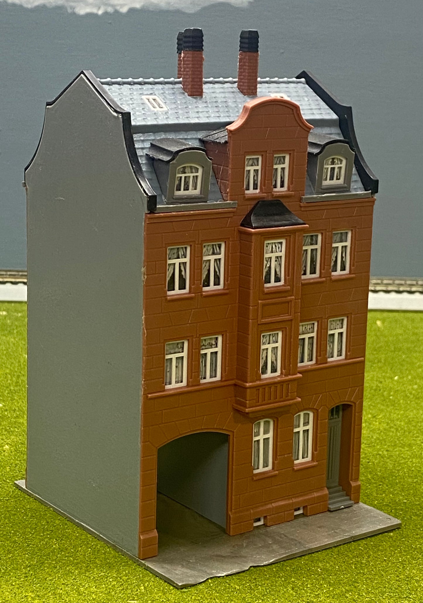 Kibri HO Scale 8352 4-Story Corner Town House Fully Assembled