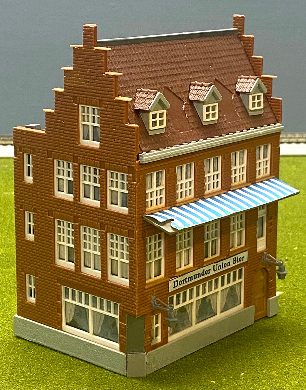 Kibri 3812 HO Scale Stadshotel / Bar Fully Assembled