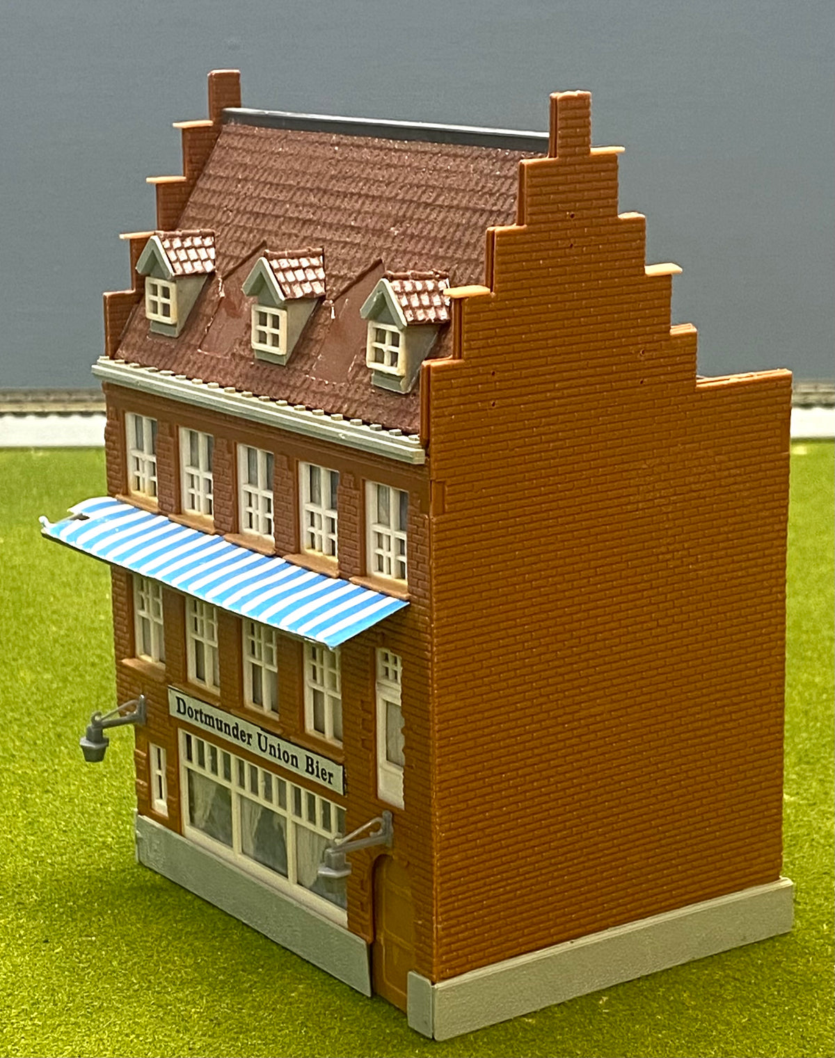 Kibri 3812 HO Scale Stadshotel / Bar Fully Assembled