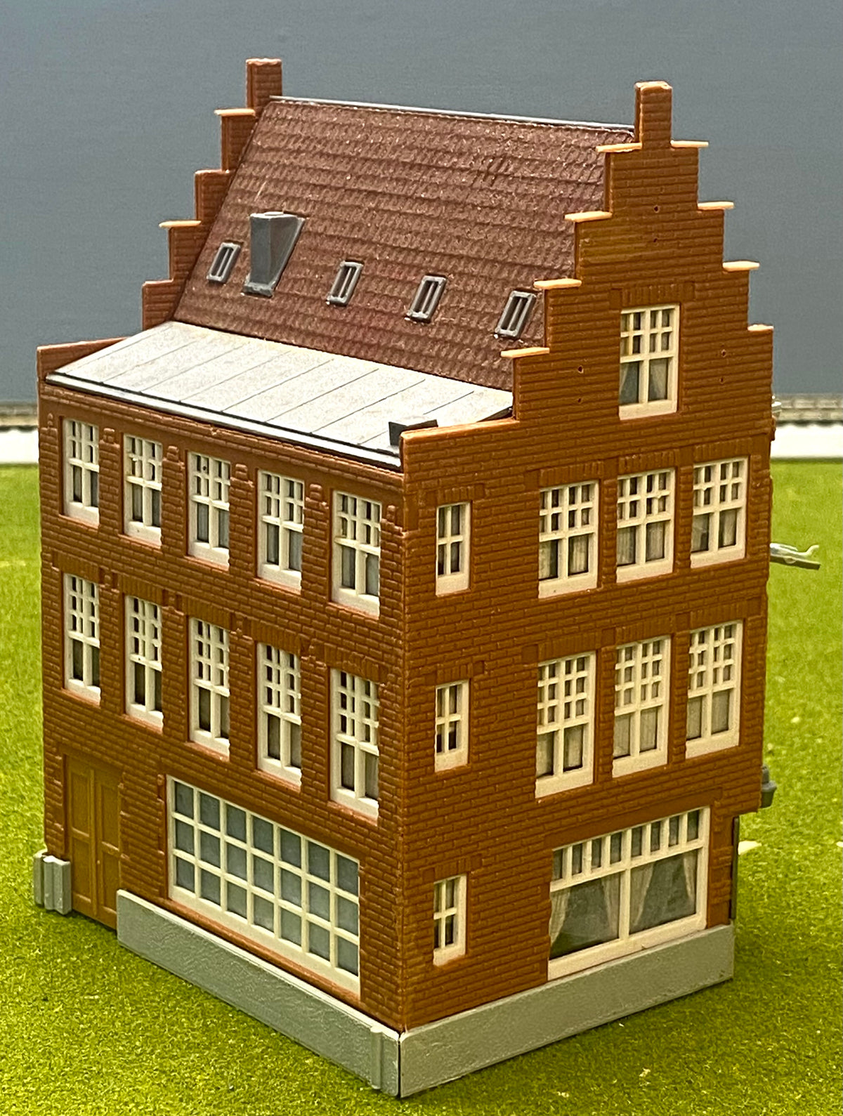Kibri 3812 HO Scale Stadshotel / Bar Fully Assembled