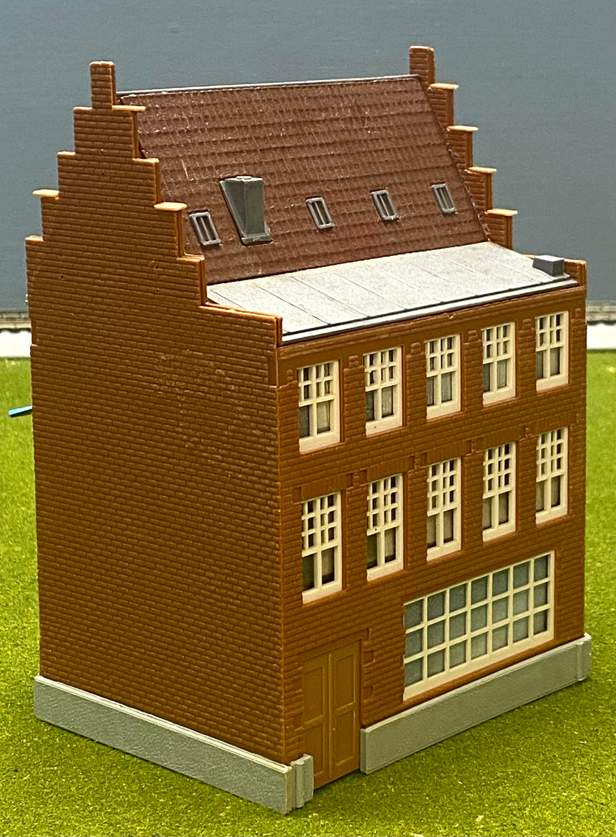 Kibri 3812 HO Scale Stadshotel / Bar Fully Assembled