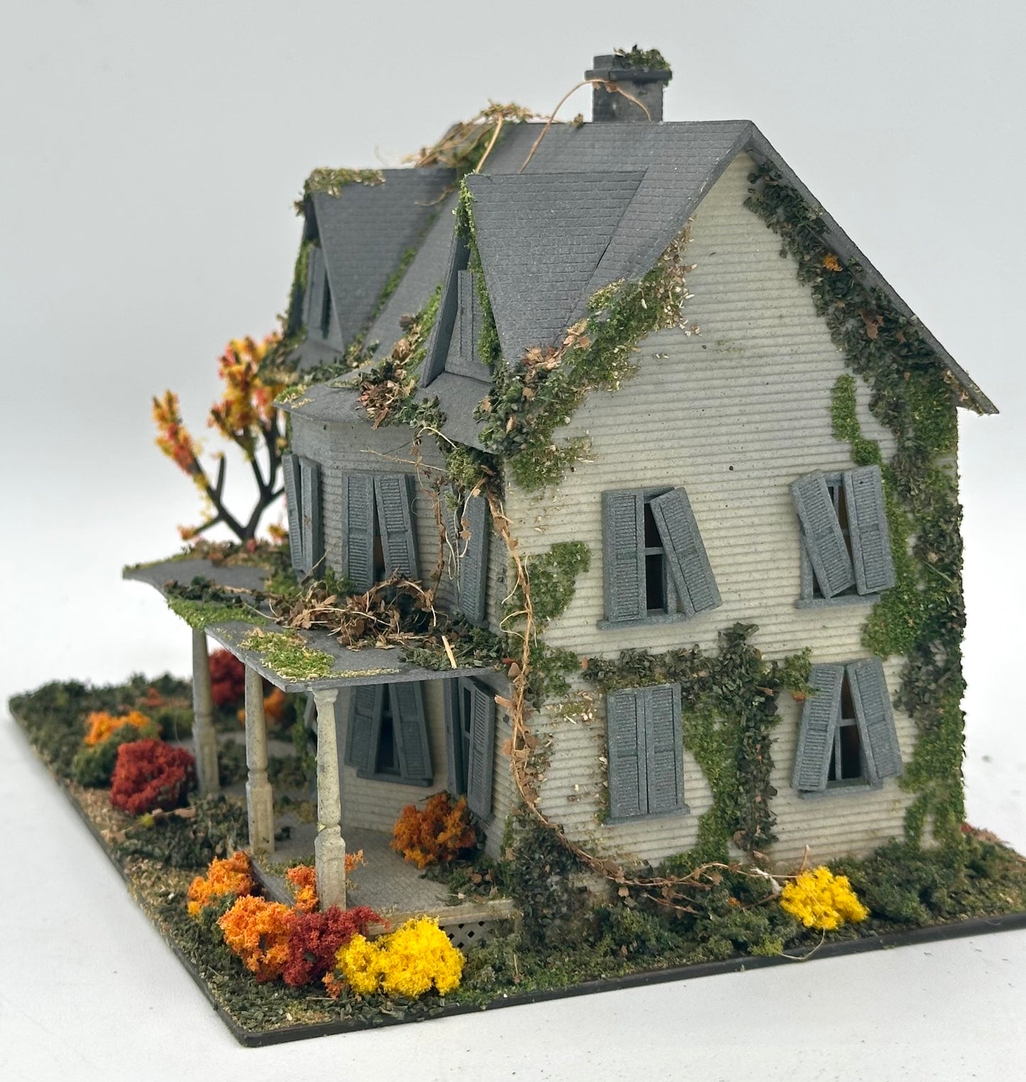 HO Scale Custom Built/Painted/Weathered Halloween Haunted House, Fully Assembled