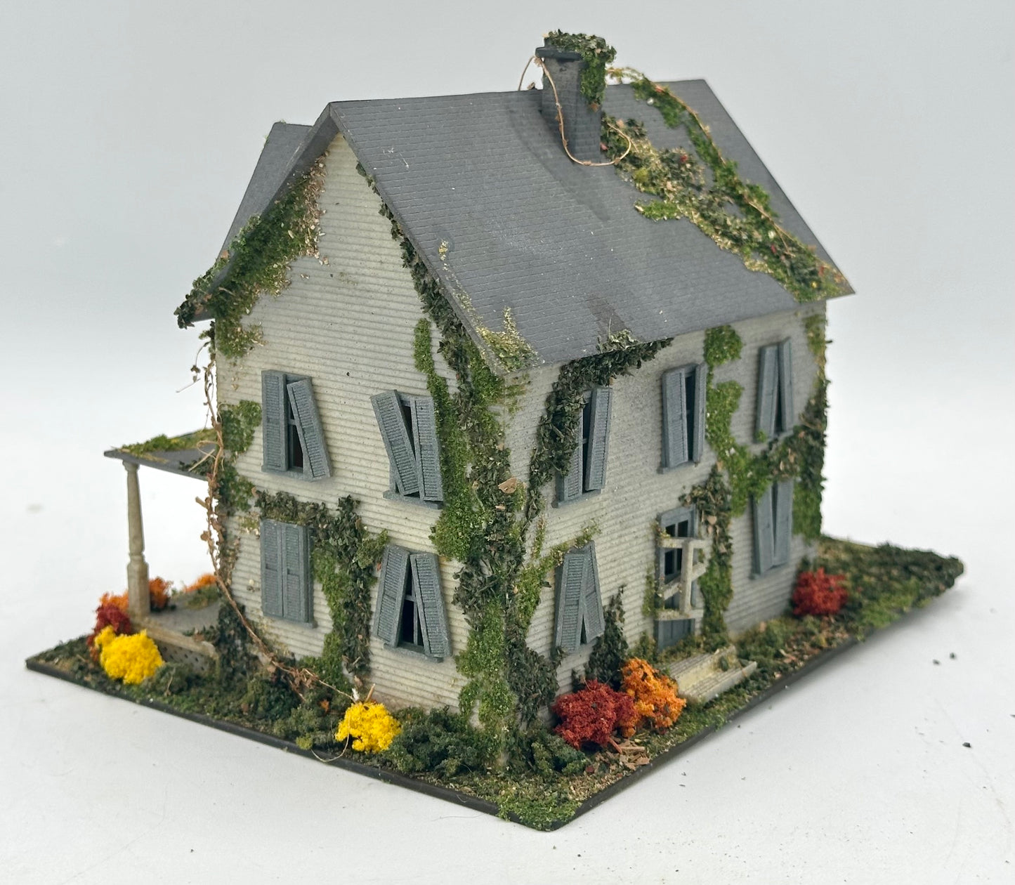 HO Scale Custom Built/Painted/Weathered Halloween Haunted House, Fully Assembled