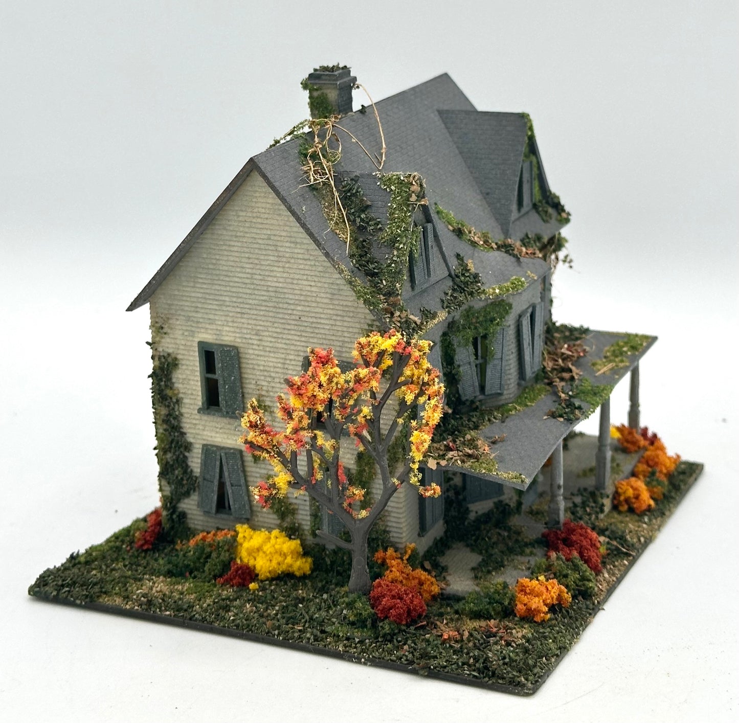 HO Scale Custom Built/Painted/Weathered Halloween Haunted House, Fully Assembled