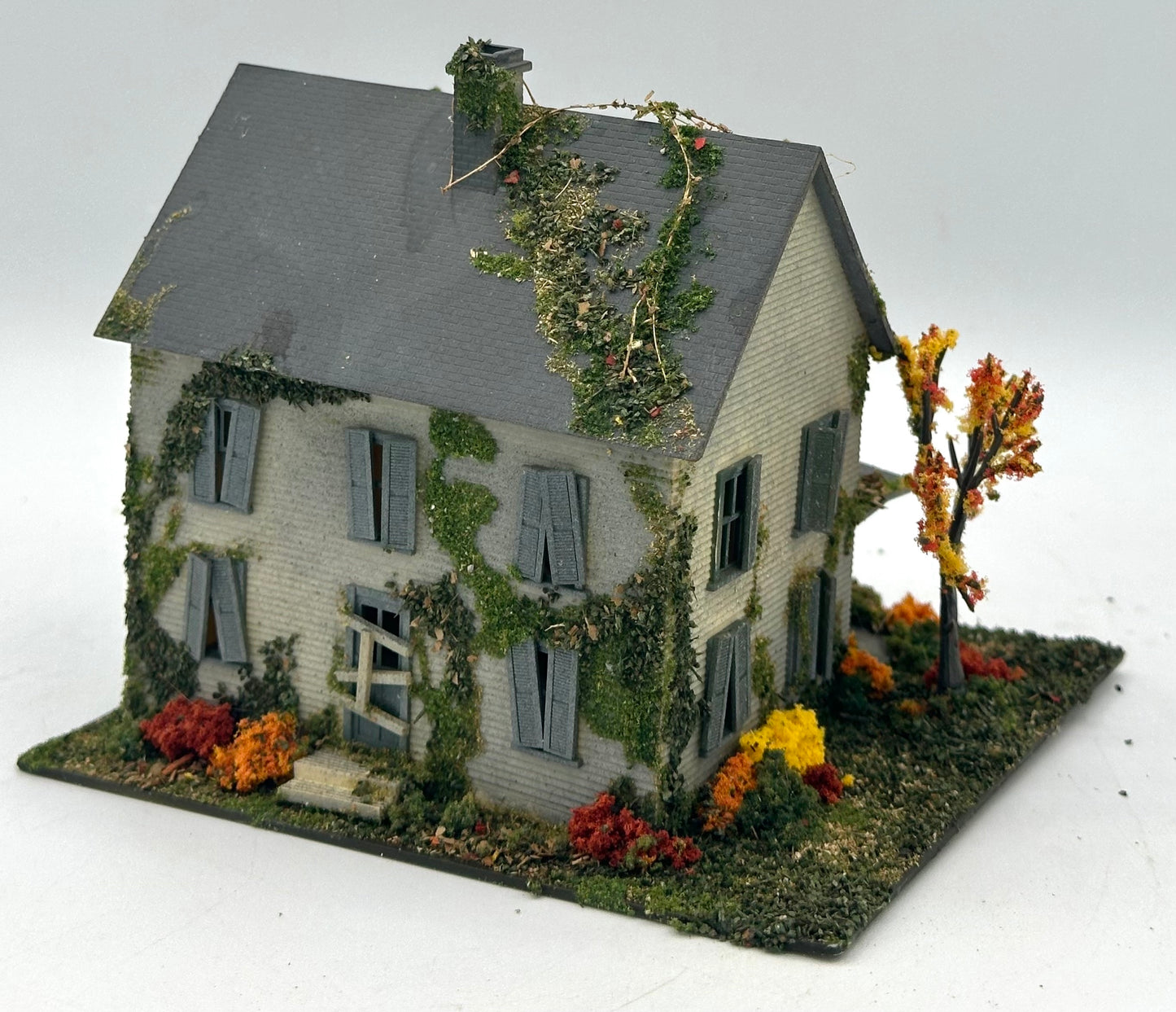 HO Scale Custom Built/Painted/Weathered Halloween Haunted House, Fully Assembled