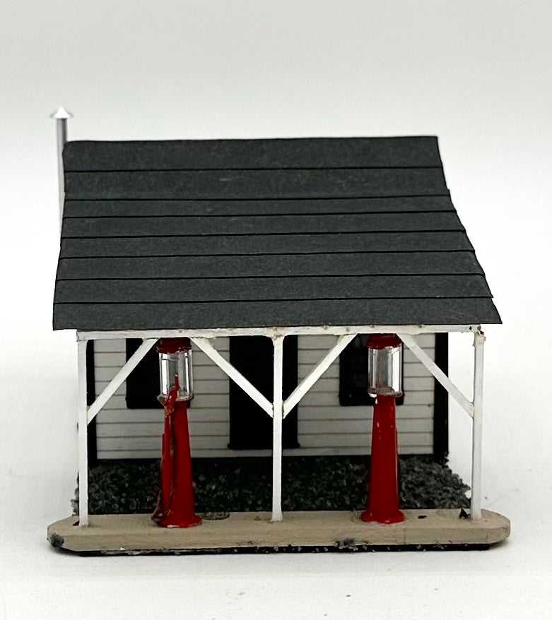 Banta Model Works HO Laser Cut Wood Painted 1930's-40's Gas Station w/ Gas Pumps Fully Assembled