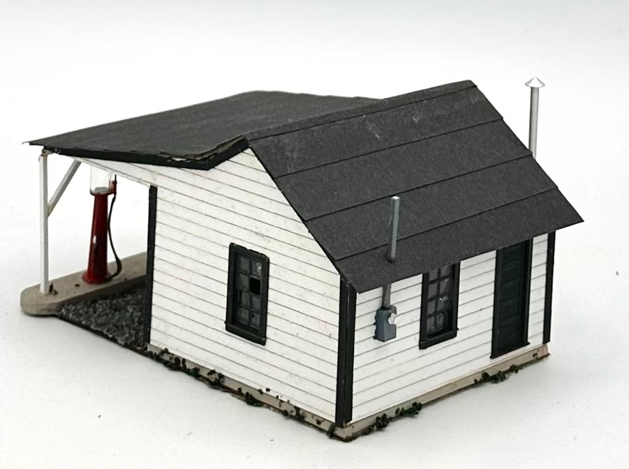 Banta Model Works HO Laser Cut Wood Painted 1930's-40's Gas Station w/ Gas Pumps Fully Assembled