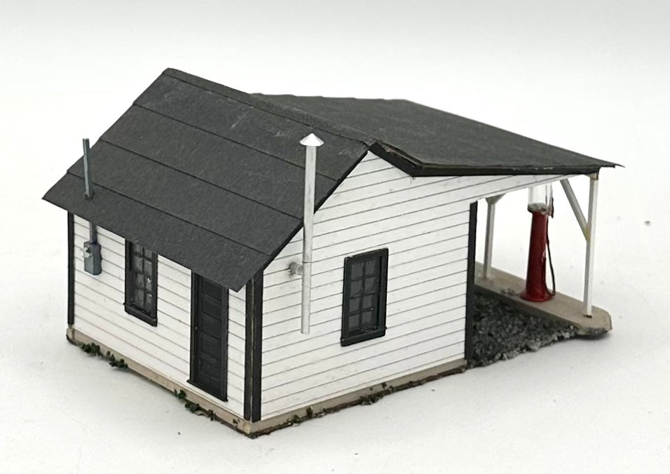 Banta Model Works HO Laser Cut Wood Painted 1930's-40's Gas Station w/ Gas Pumps Fully Assembled