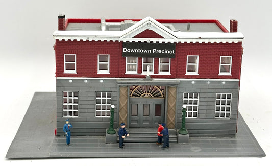 Life-Like HO Scale 1382 "Woodlawn Police Station"+3 Figures, Fully Assembled