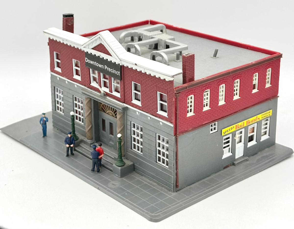 Life-Like HO Scale 1382 "Woodlawn Police Station"+3 Figures, Fully Assembled