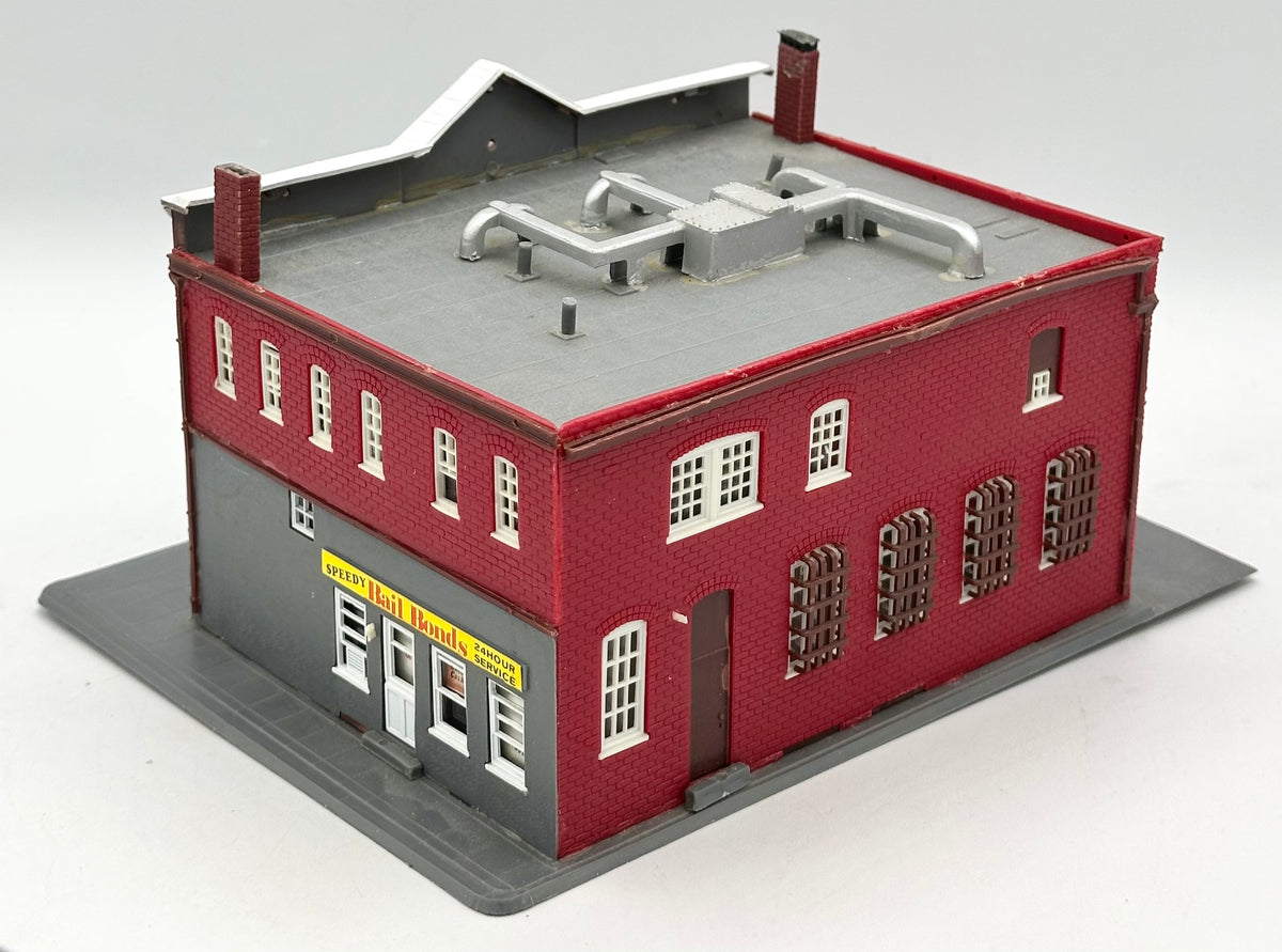 Life-Like HO Scale 1382 "Woodlawn Police Station"+3 Figures, Fully Assembled