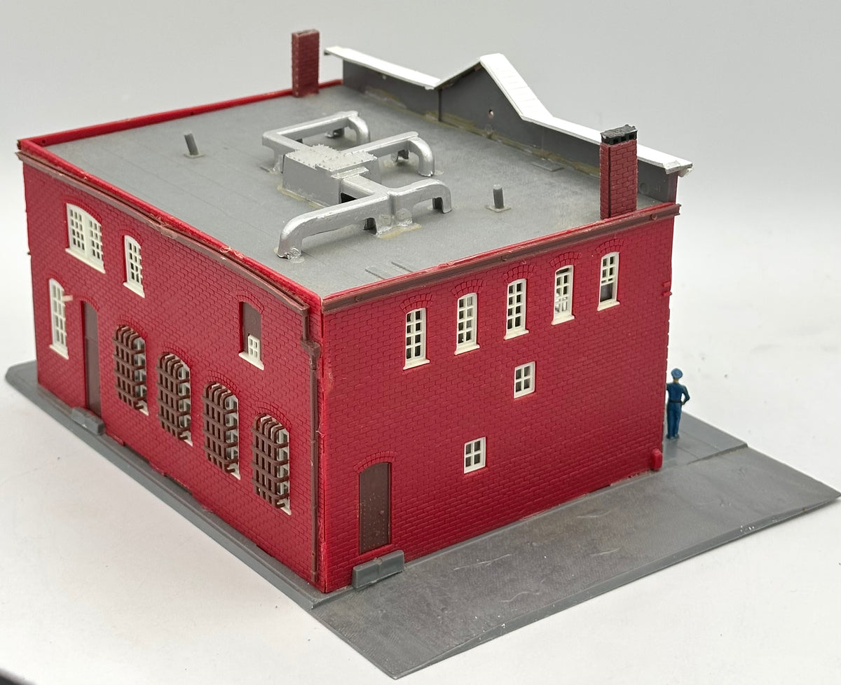 Life-Like HO Scale 1382 "Woodlawn Police Station"+3 Figures, Fully Assembled