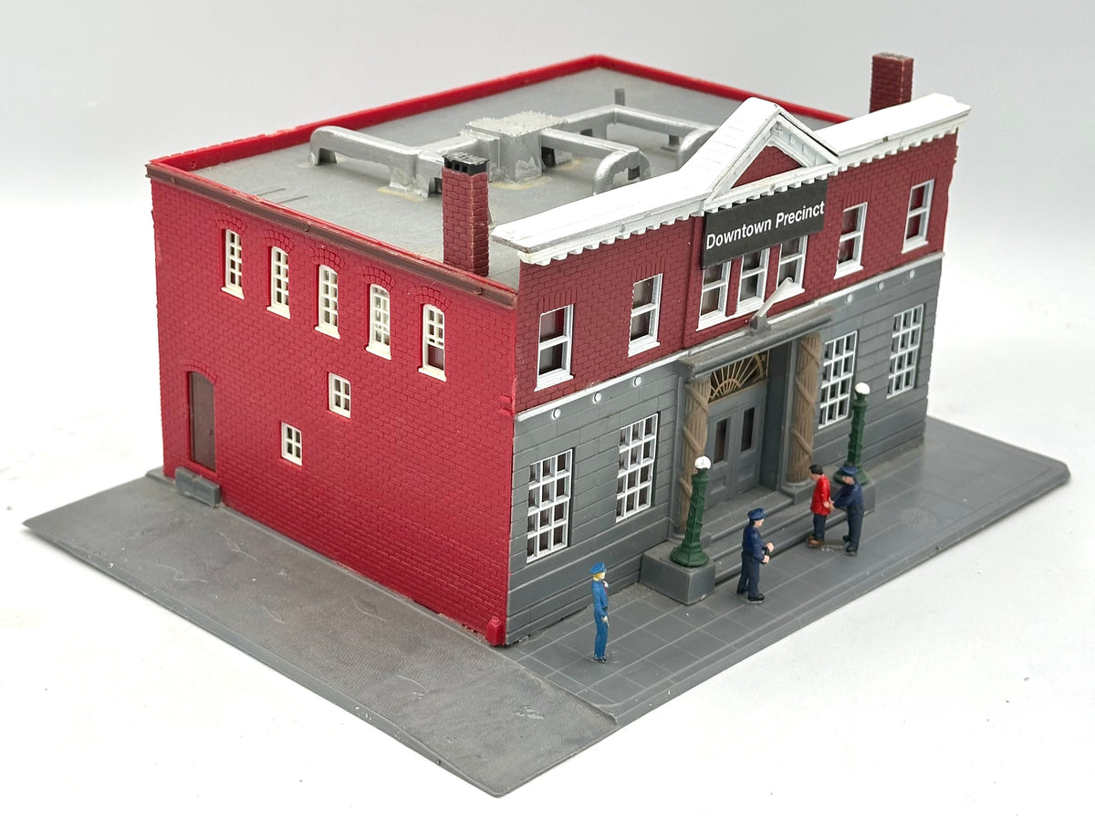 Life-Like HO Scale 1382 "Woodlawn Police Station"+3 Figures, Fully Assembled