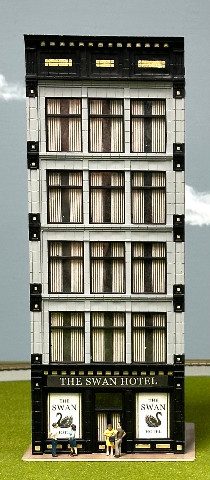 City Classics HO Scale Custom Painted 5-Story Art Deco Building "The Swan Hotel" Street Figures Lighted
