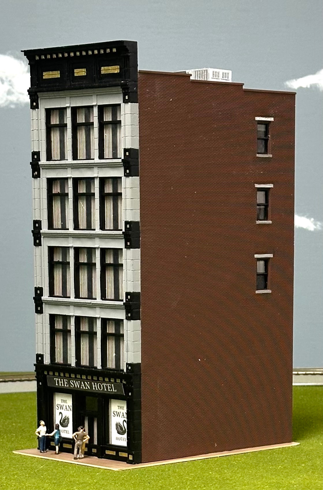 City Classics HO Scale Custom Painted 5-Story Art Deco Building "The Swan Hotel" Street Figures Lighted