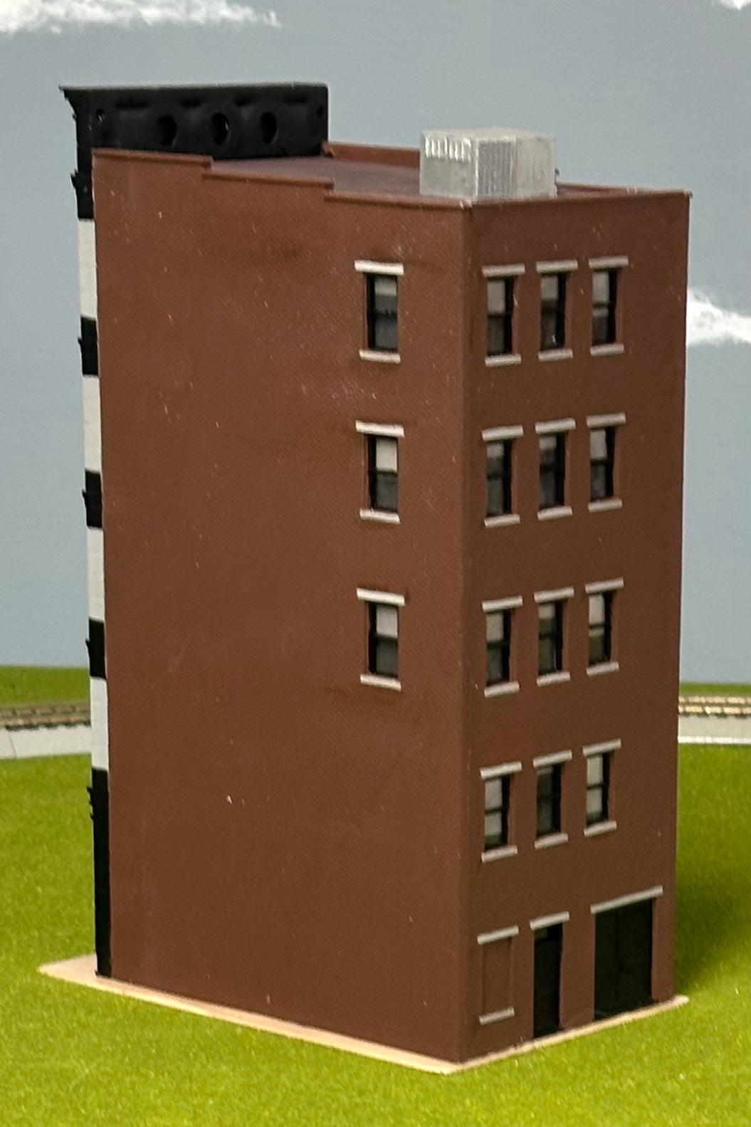 City Classics HO Scale Custom Painted 5-Story Art Deco Building "The Swan Hotel" Street Figures Lighted