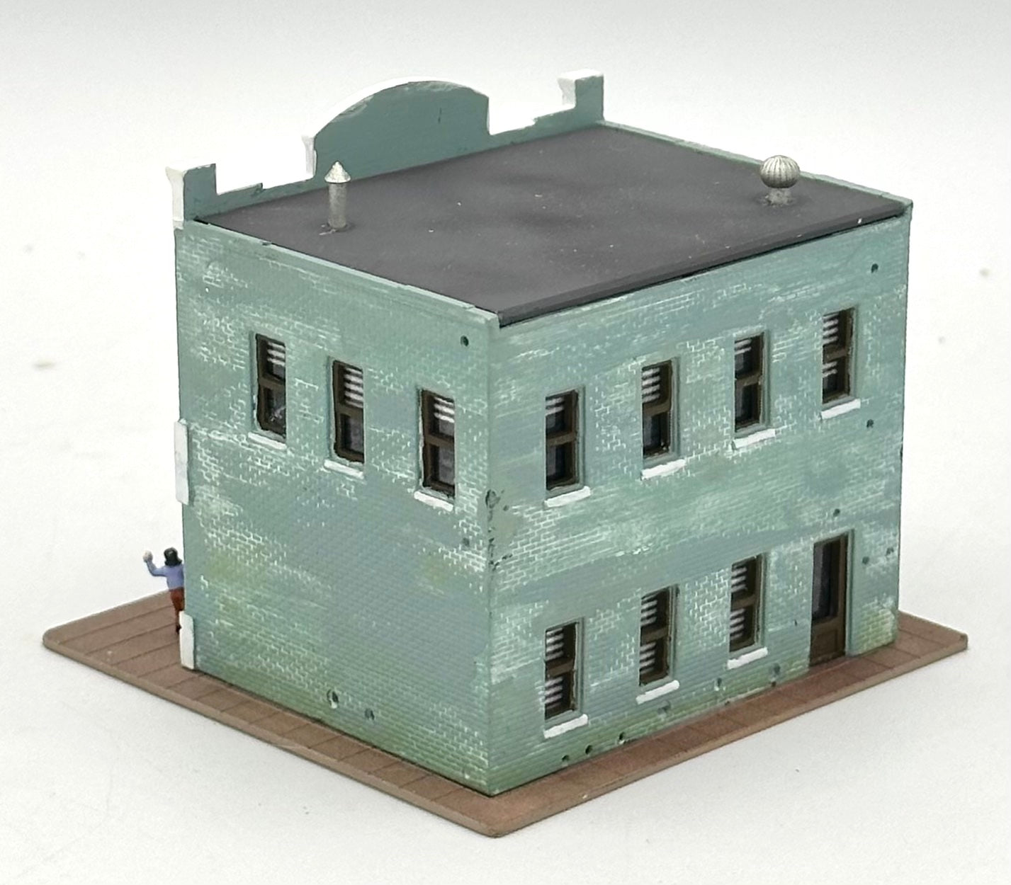 DPM N Scale Fully Assembled "T.H. Hardware & Machinery" Store Lighted