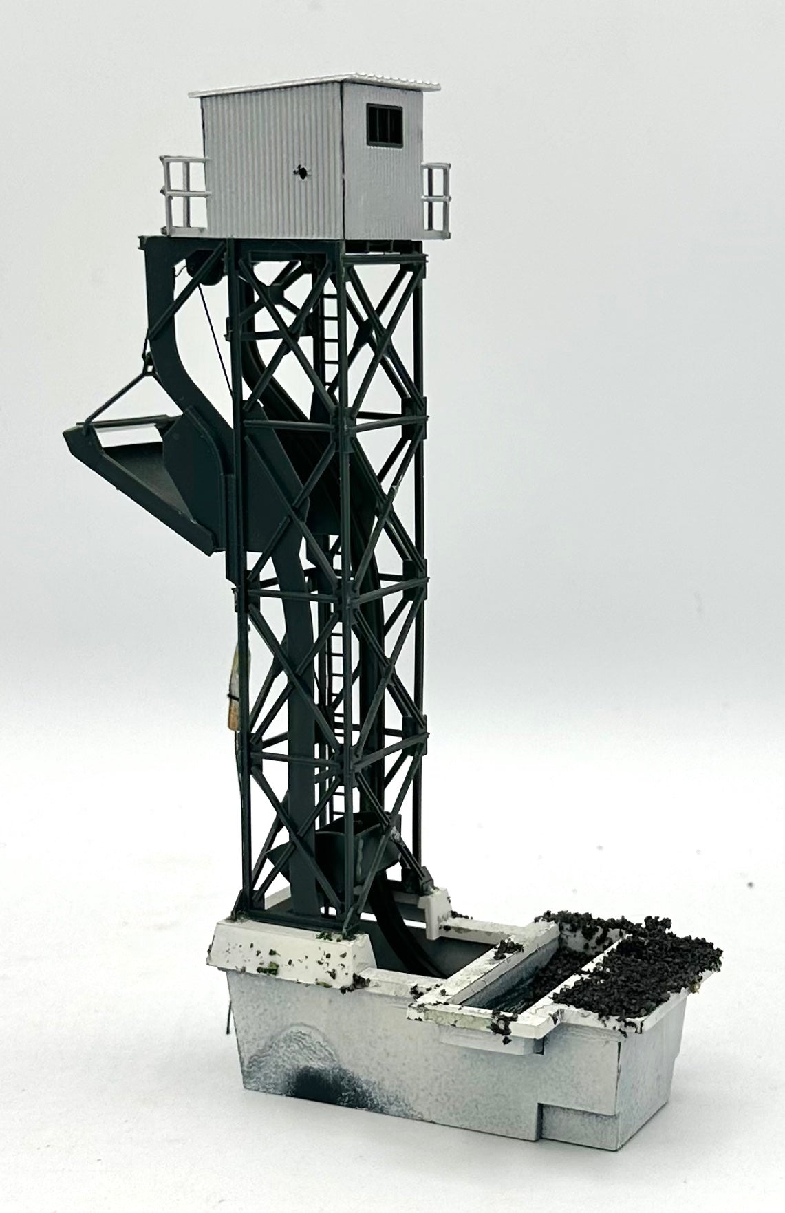 Walthers Cornerstone 933-3181 HO Scale Cinder Conveyor & Ash Pit, Fully Assembled