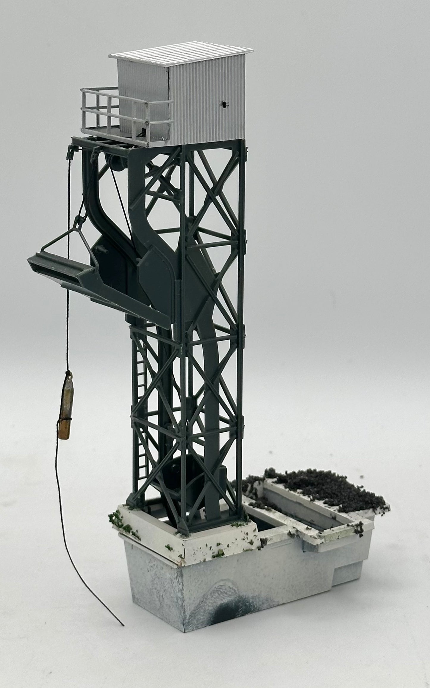 Walthers Cornerstone 933-3181 HO Scale Cinder Conveyor & Ash Pit, Fully Assembled