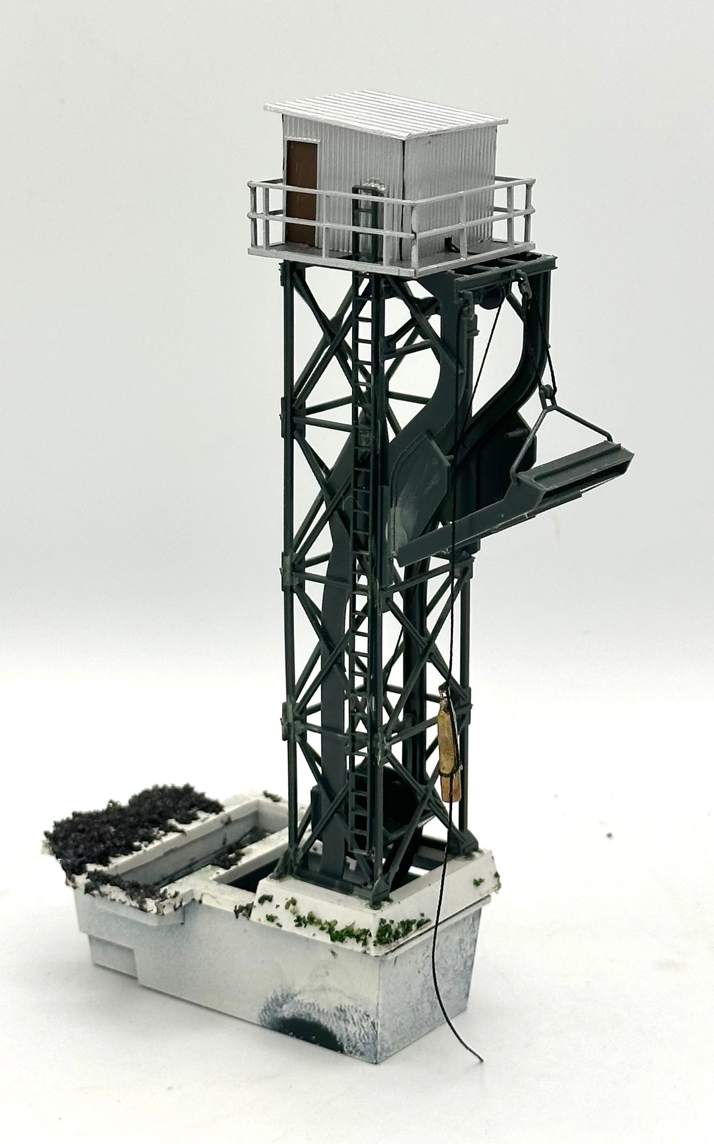 Walthers Cornerstone 933-3181 HO Scale Cinder Conveyor & Ash Pit, Fully Assembled
